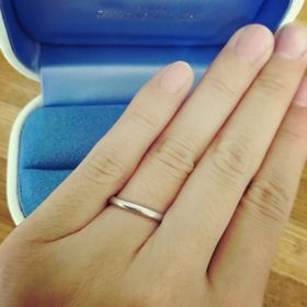 【銀座ダイヤモンドシライシの口コミ】 常につける結婚指輪はなによりシンプルさを求めて探しました。
シンプルな…