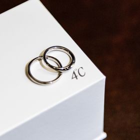 【4℃ BRIDAL(ヨンドシーブライダル)の口コミ】 シンプルなものを希望していました。斜めにつや消し加工が入っていて、シ…