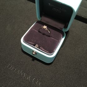 【ティファニー(Tiffany & Co.)の口コミ】 私がいつも細身の華奢な指輪しかしていないのですが、婚約指輪は少し太め…