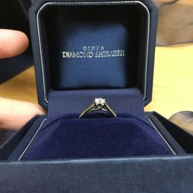 【銀座ダイヤモンドシライシの口コミ】 結婚指輪との重ねづけをかんがえたためシンプルなデザインの物を選びまし…