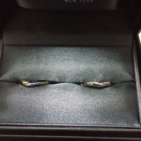 【ラザール ダイヤモンド(LAZARE DIAMOND)の口コミ】 女性用のものは、婚約指輪と重ね付けができるものを探していました。
それ…