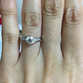 【エクセルコダイヤモンド(EXELCO DIAMOND)の口コミ】 店頭にあるデザインを参考に自分でデザインしました。
ダイアモンドを抑え…