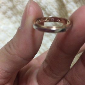 【Petit Marie(プチマリエ)の口コミ】 シンプルなデザインですが、内側にローズサファイアと薔薇の刻印が入って…