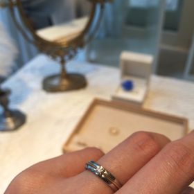 【Enasoluna(エナソルーナ)の口コミ】 探し始めた当初はこちらの指輪が気になっていました。
エンゲージとマリッ…