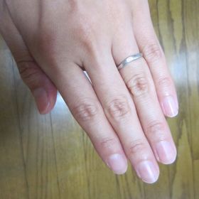 【銀座ダイヤモンドシライシの口コミ】 ほんの少しV字になっているので、他のデザインに比べ、指が長くきれいに見…