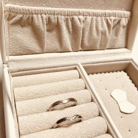 【JEWELRY  KAMATA(ジュエリーかまた)の口コミ】 店員さんに色々勧めてもらい、シンプルなデザインのものを選んでもらい、…