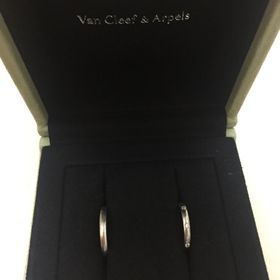 【ヴァン クリーフ＆アーペル(Van Cleef & Arpels)の口コミ】 丸みを帯びたフォルムで、石がついているものを探していました。デザイン…