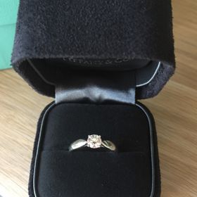 【ティファニー(Tiffany & Co.)の口コミ】 指が短く太めなので、華奢なリングがあまり似合わず、バンドが太めだった…