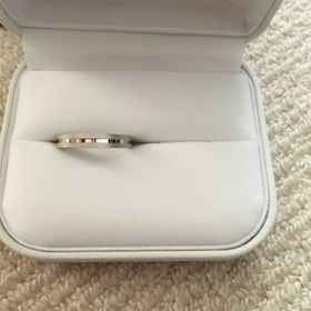 【Oferta(オフェルタ)の口コミ】 指がかなり太いので、太めのデザインの物を探していた。あまりピカピカ光…