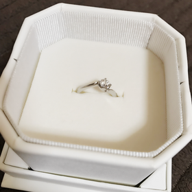 【4℃ BRIDAL(ヨンドシーブライダル)の口コミ】 主人が選んできてくれた指輪です。シンプルで普段使いができるようなデザ…