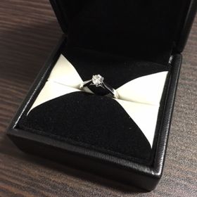 【エクセルコダイヤモンド(EXELCO DIAMOND)の口コミ】 下から光が入りダイヤモンドがきれいに見えること、また結婚指輪と重ねて…