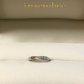 【insembre(インセンブレ)の口コミ】 彼女の細い指にもとてもよく似合うデザインで、特に散りばめられたダイヤ…