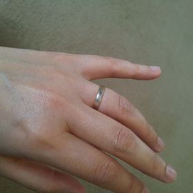 【ケイウノ ブライダル(K.UNO BRIDAL)の口コミ】 指輪が平らでつけやすいため、普段つけていても違和感を感じないデザイン…