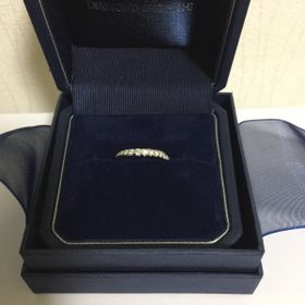 【銀座ダイヤモンドシライシの口コミ】 ストレートですがななめにダイヤモンドが半面敷き詰められていて
7色に輝…