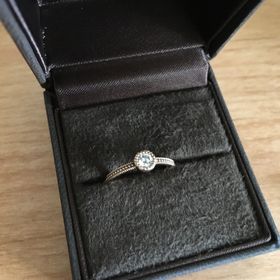 【CHER LUV(シェールラブ)の口コミ】  ダイヤモンドが大きな典型的な婚約指輪ではなくて少し変わったデザインの…