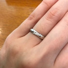 【アネリディギンザ(ANELLI DI GINZA)の口コミ】 プラチナで、ストレートでダイヤが斜めにあしらわれているのもを探してお…