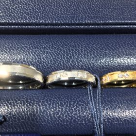 【ROYAL ASSCHER(ロイヤル・アッシャー)の口コミ】 女性のリングには6つのメレダイヤが施されていて、2個ずつ絶妙な距離感に…