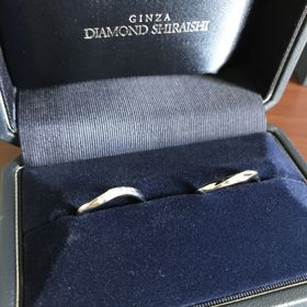 【銀座ダイヤモンドシライシの口コミ】 ウェーブの形で探しており何件か回ったのですが、中でもこちらの指輪はシ…