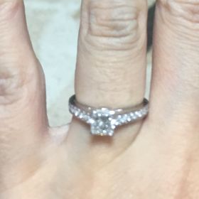 【グラフ(GRAFF)の口コミ】 一粒ダイヤの指輪でいかにもエンゲージリングというものではなく、出掛け…