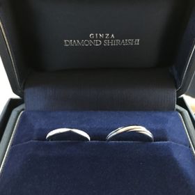 【銀座ダイヤモンドシライシの口コミ】 真ん中のキュッと締まってるのが
リボンみたいで可愛くて
ダイヤもたくさ…