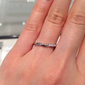 【俄(にわか)の口コミ】 結婚指輪が派手すぎず、シンプル過ぎないところが気に入りました。あと、…