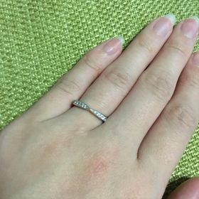 【銀座ダイヤモンドシライシの口コミ】 ハーフエタニティで探していたのですが、このリングのデザインが可愛く、…
