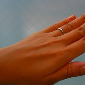 【ブシュロン(BOUCHERON)の口コミ】 上から見るとシンプルなプラチナリングですが、側面にダイヤが13粒（シャ…