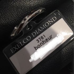 【エクセルコダイヤモンド(EXELCO DIAMOND)の口コミ】 こちらの男性用指輪は特徴的で、斜めのウェーブラインに手作業のミル打ち…