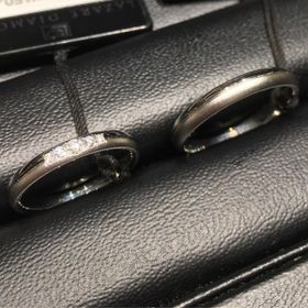 【ラザール ダイヤモンド(LAZARE DIAMOND)の口コミ】 メレダイヤモンドが5石入っていてリングの半分がつや消し加工されているの…