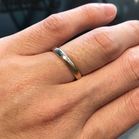 【ケイウノ ブライダル(K.UNO BRIDAL)の口コミ】 プラチナとゴールドが半分ずつ違っていて、ウェーブを効かせたラインにな…