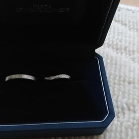 【銀座ダイヤモンドシライシの口コミ】 角度によって、テイストが変わって見えるデザインが気に入っています。(F)…