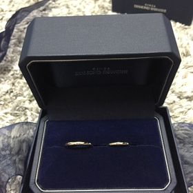 【銀座ダイヤモンドシライシの口コミ】 1番はシンプルなデザインとつけ心地が決めてです。Anolyuはリングの太さや…