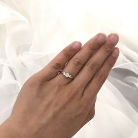 【ROYAL ASSCHER(ロイヤル・アッシャー)の口コミ】 最初は一石タイプがいいな、と考えてましたが、こちらのデザインに一目惚…