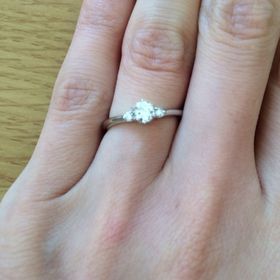 【銀座ダイヤモンドシライシの口コミ】 ダイヤの輝きで指が美しく見えるデザインだったからです。ダイヤも３つ付…