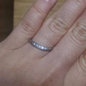 【ラザール ダイヤモンド(LAZARE DIAMOND)の口コミ】 自分のふっくらした指でもほっそり見えるように、右から左へ少し傾いてい…