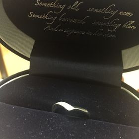 【Something Blue(サムシングブルー)の口コミ】 婚約指輪と一緒につけるのに合うものを探していました。この指輪はVの字に…