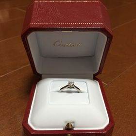 【カルティエ(Cartier)の口コミ】 シンプルで飽きのこないデザインの婚約指輪を探していました。1粒ダイアの…