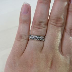 【ジュエリーツツミ(JEWELRY TSUTSUMI)の口コミ】 結婚式は、グアムでの海外挙式を考えていたので、指輪を探していた時に、…