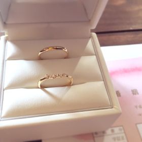 【CAFERING(カフェリング)の口コミ】 このリングの緩やかな曲線がエンゲージリングとぴったり重なって可愛かっ…