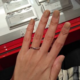 【AFFLUX(アフラックス)の口コミ】 流れるようなダイヤモンドのデザインが気に入りました。結婚指輪なので、…