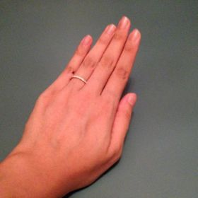 【デビアス(DE BEERS)の口コミ】 普段の生活でも婚約指輪との重ね付けをしたかったので、婚約指輪との相性…