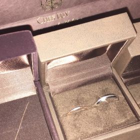 【CHER LUV(シェールラブ)の口コミ】 ミル打ちと小さなダイヤ３つのデザインに惹かれました。婚約指輪もシェー…