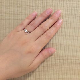 【銀座ダイヤモンドシライシの口コミ】 本来は多くのダイヤがついたデザイン重視の物を探していましたが、装飾の…