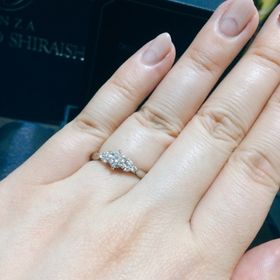 【銀座ダイヤモンドシライシの口コミ】 デザインとダイヤ大きさ＆輝きに心惹かれました。
両サイドに3つずつ小さ…