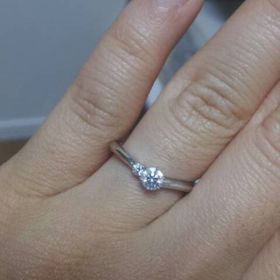 【ラザール ダイヤモンド(LAZARE DIAMOND)の口コミ】 一粒ダイヤではない指輪で、結婚指輪とセットで使用できるデザインのもの…