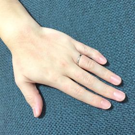 【insembre(インセンブレ)の口コミ】 試着した際の指輪の軽さが良いと感じ、数ある中で一番しっくりきた指輪だ…