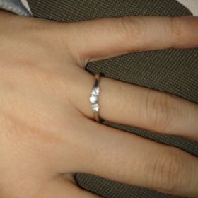 【銀座ダイヤモンドシライシの口コミ】 キラキラしている、値段も手頃が決め手でした。
ダイヤモンドは、埋め込み…