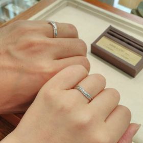 【アネリディギンザ(ANELLI DI GINZA)の口コミ】 シンプルながらも動きのあるデザインで、ダイヤも綺麗に配置されていまし…