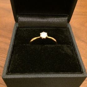 【トリニティ(Trinity)の口コミ】 サプライズでもらう婚約指輪といえば、パカっと箱から取り出す、ダイヤが…