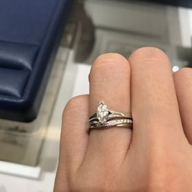 【銀座ダイヤモンドシライシの口コミ】 重ねづけがしたくてリングを選んでいましたが、私の指が5号なので、どこの…